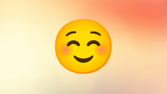 Émoji souriant aux joues roses sur fond dégradé orange et jaune